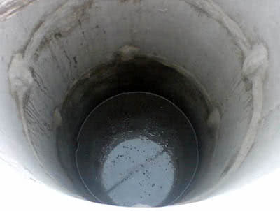 Замерзшая вода в бетонном колодце