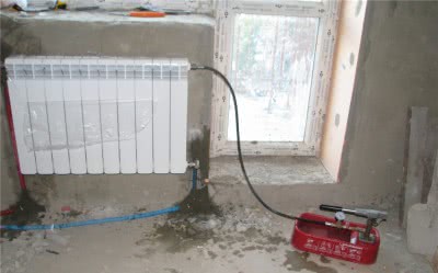 Опрессовка системы отопления воздухом - проверяем радиатор