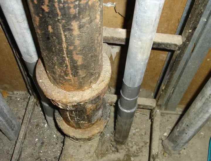 Трубы для канализации покрывают рулонным материалом