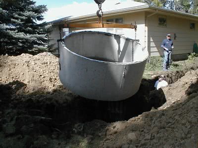 строительство выгребной ямы из бетонных колец