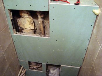 Смонтированный короб из гипсокартона для закрытия труб