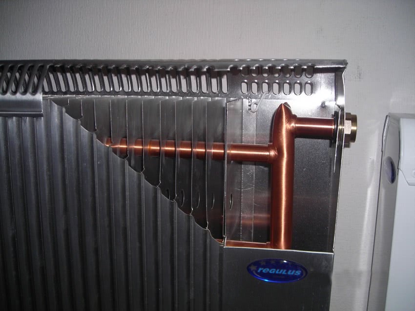 Радиатор состоит из деталей, изготовленных из разных металлов