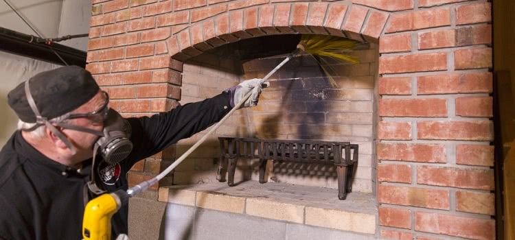 Прочистка дымохода важна не только для нормальной работы печи, но и для обеспечения пожарной безопасности