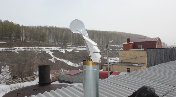 Дефлектор-флюгер имеет в конструкции деталь, которая вращается от дуновения ветра