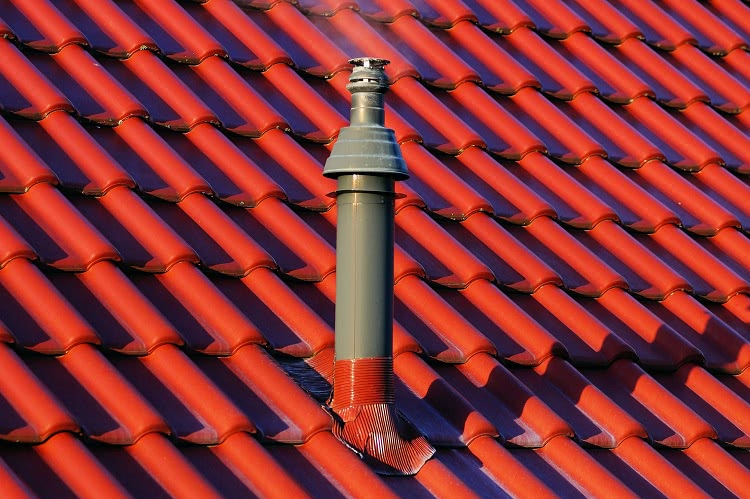 Для газового котла с открытой топкой дымоход выводится вертикально на крышу