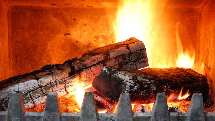 Сжигание в печи некоторых типов дров (например, осиновых) способствует очищению дымоотвода от сажи