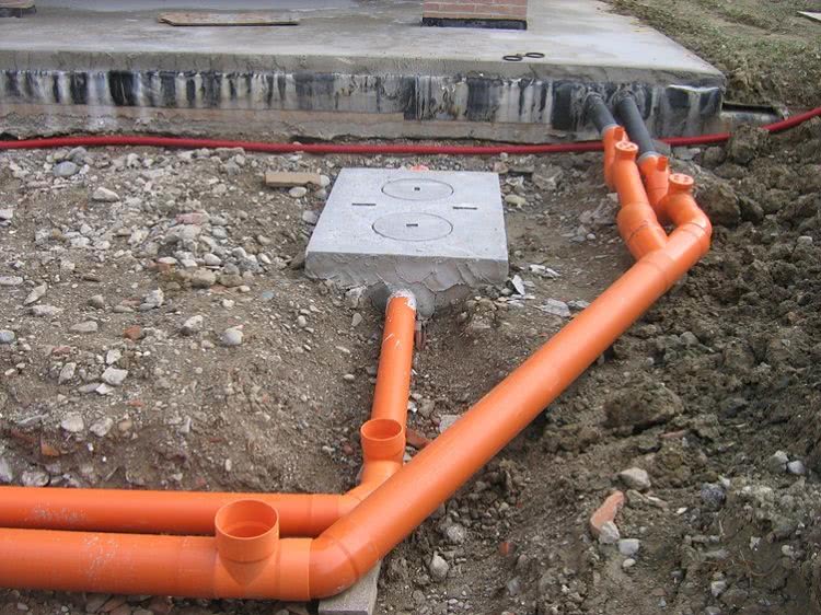 Для внешней канализации существуют особые трубы и они отличаются от тех, что предназначены для внутренних систем