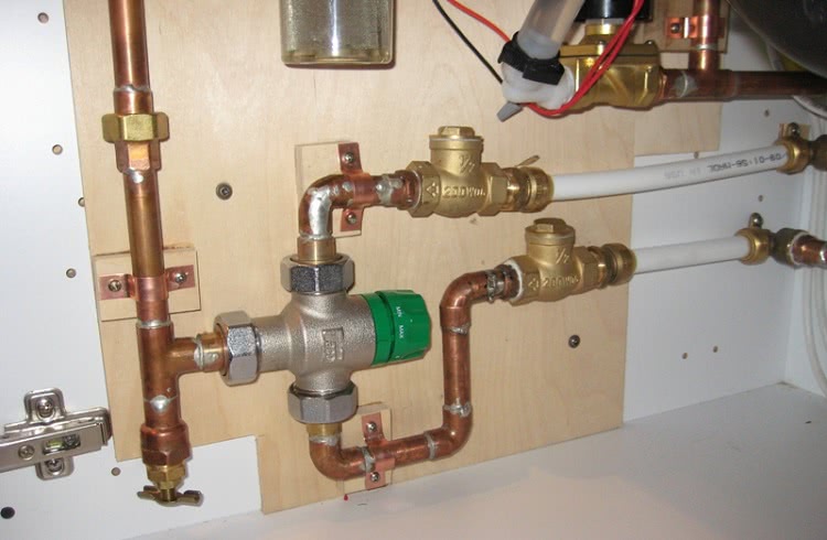 Водопроводные и отопительные системы монтируются из разных материалов, поэтому часто необходимы фитинги для объединения разных труб