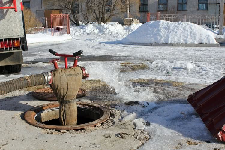 Подземный гидрант не настолько удобен в работе, как надземный, но он не требует слива воды в зимний период