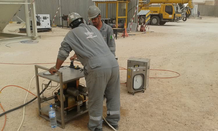 Для работ используют оборудование для увеличения давления в трубах — насосы, компрессоры и прочие приборы