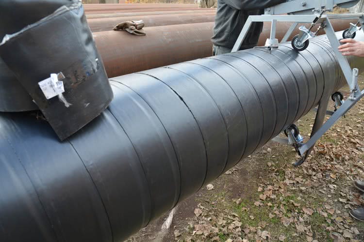 Для защиты газопроводов сегодня часто используют ленточную изоляцию, которая наматывается на трубы при помощи специального приспособления