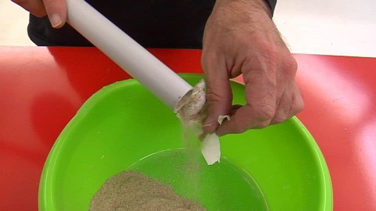 Песок, насыпанный внутрь трубы, предотвратит деформацию трубу в процессе сгибания