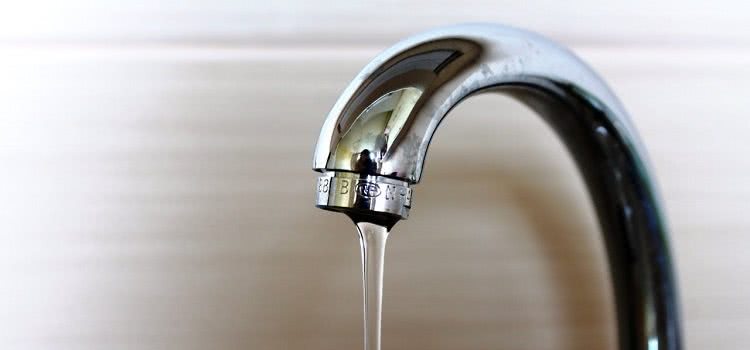 Ослабление напора воды из крана может быть вызвано засором труб