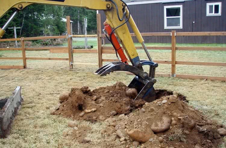 Если необходима врезка в подземные коммуникации, то для начала нужно выкопать яму в месте, где расположен трубопровод
