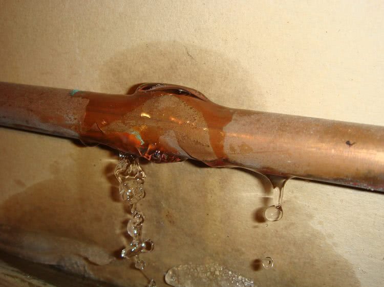 При прорыве трубы отопления стоит помнить, что температура вытекающей воды очень высока