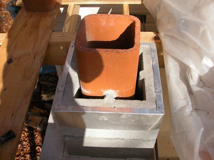 Конструкция дымохода с керамической гильзой в основе обязательно включает теплоизоляционные блоки из керамзитобетона