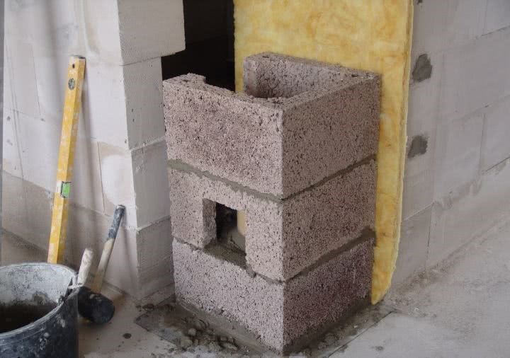 Для укладки блоков будущего дымохода используют обычный цементный раствор