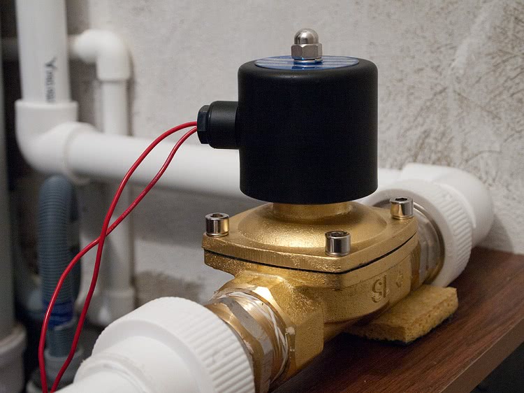 Электромагнитный клапан можно установить на водопроводную или отопительную магистраль в своем доме