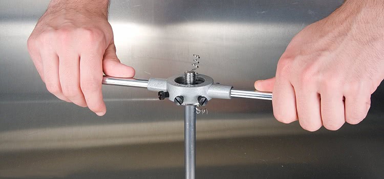 Ручным клуппом можно нарезать или обновить резьбу на заготовках небольшого диаметра