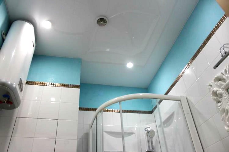 Ванная комната — это помещение с повышенным уровнем влажности и проблемы с вентиляцией в нем неизбежно ведут к появлению конденсата на трубах