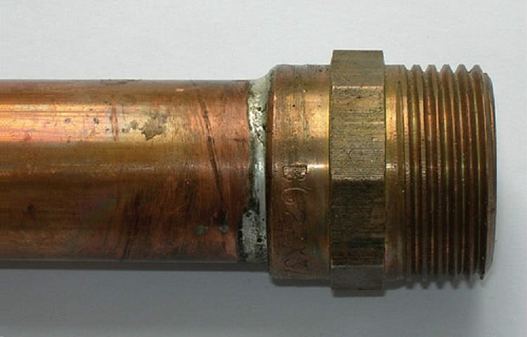 Для соединения латунного фитинга с медной трубой часто применяют пайку с использованием специального припоя