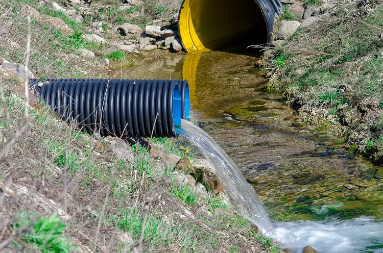 Воду из ливневки можно сливать в ближайший водоем или специально предназначенный для этого общий канал