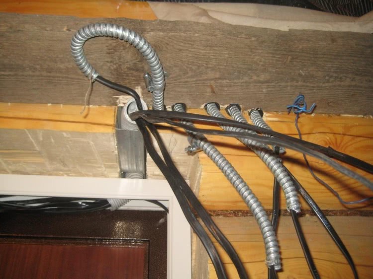 Прокладка проводки в металлическом рукаве особенно актуальна для частного дома, где провода могут повредить грызуны