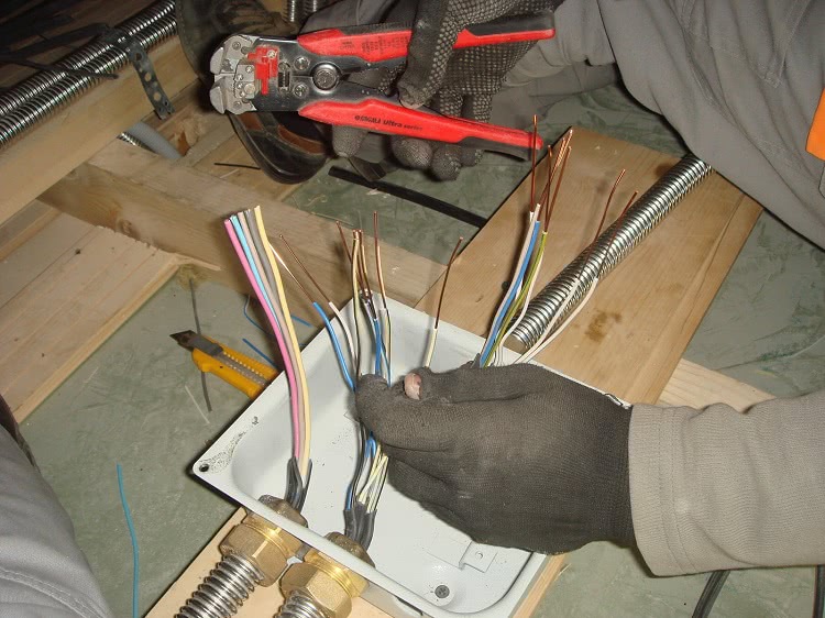 Монтаж металлрукава и протяжку кабелей внутрь него можно произвести при помощи самых простых инструментов