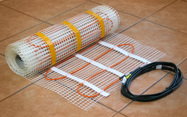 Распространенный пример использования греющего кабеля — система теплого пола
