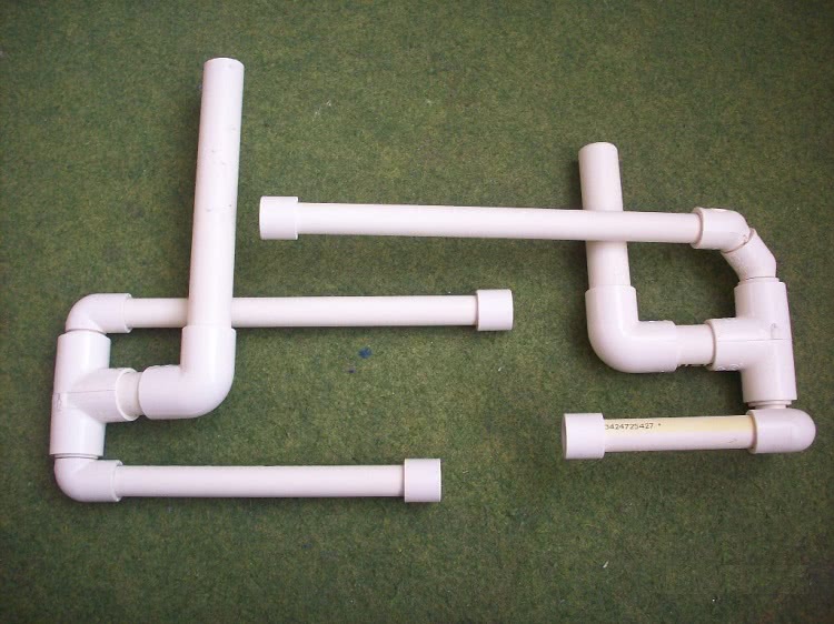 Пластиковые трубы нежелательно изгибать, а если необходим поворот — применяют фитинги-уголки