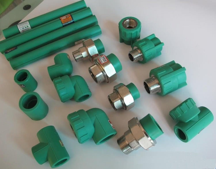 Для соединения полимерных труб используют разные типы фитингов, в том числе комбинированные, с металлическими элементами