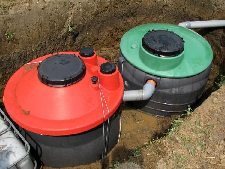 Автономная канализация обязательно включает септик или выгребной колодец