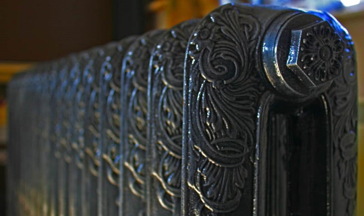 Чугунный радиатор с декоративной поверхностью может стать украшением интерьера