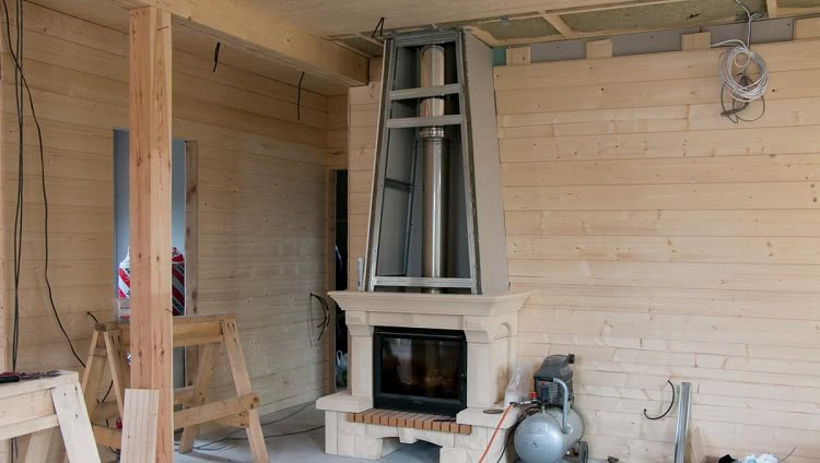 Внутри дома дымоход можно спрятать под каркас из гипсокартона, устойчивого к высокой температуре