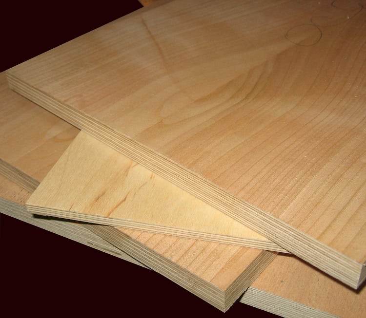 При отделке дымохода можно использовать древесину, но есть риск, что материал будет впитывать конденсат