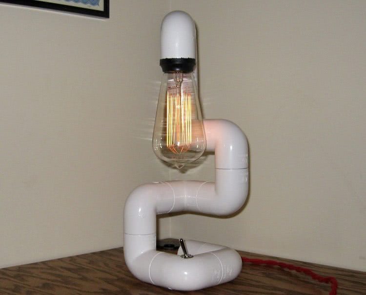 Оригинальная лампа из пластиковых труб станет дополнением к интерьеру