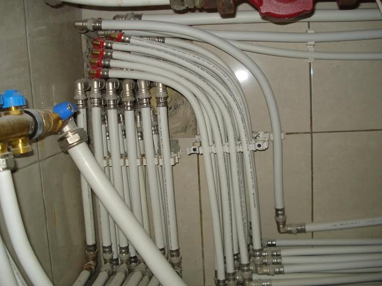 Свойства и характеристики металлопластиковых труб позволяют использовать их в системах отопления и ГВС