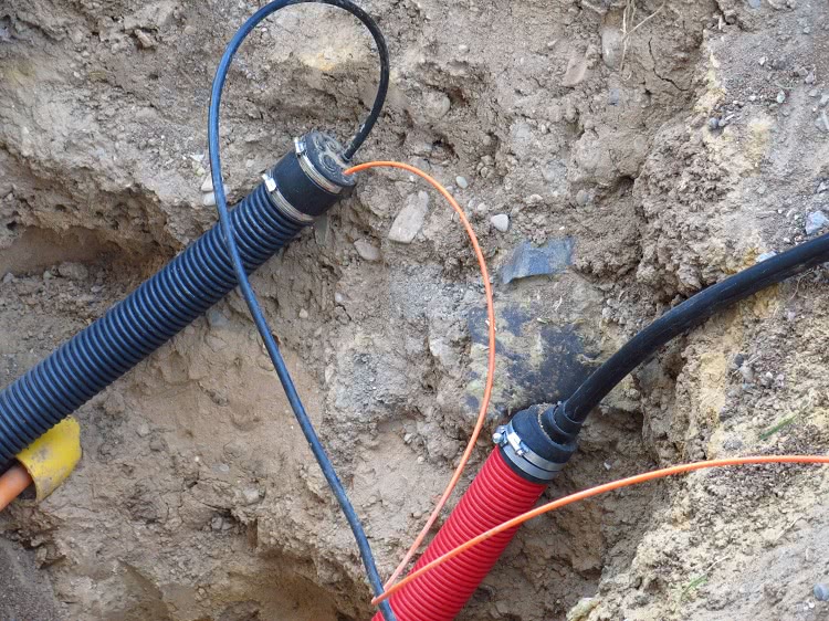 Прокладка простого кабеля в защитной трубе будет дешевле использования бронированных проводов