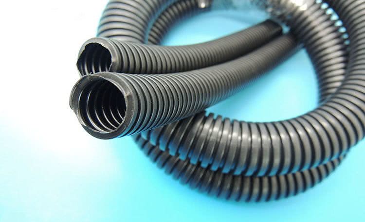 Защитные трубы выпускаются разного диаметра, что позволяет подобрать изделие под кабель любого сечения