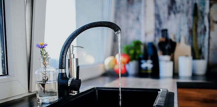 Напор воды в кране зависит от давления в водопроводной системе
