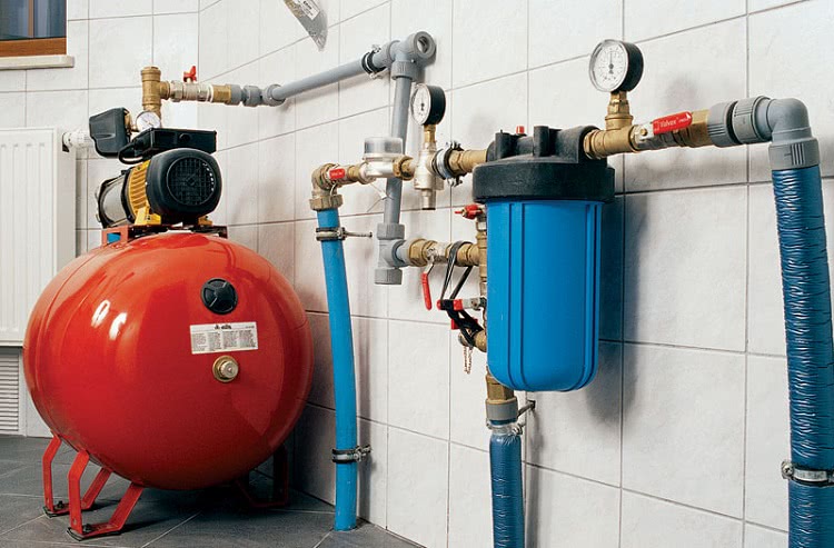 Для домашнего водопровода, работающего от скважины, выбор труб зависит от мощности насоса