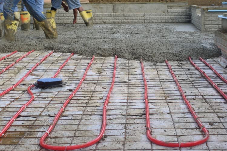 Пол может быть выполнен по бетонной технологии, когда трубы заливаются жидким цементным раствором