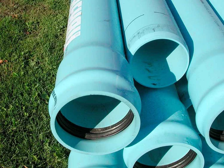 Наружные системы водоотведения монтируются из труб размерами до 160 мм