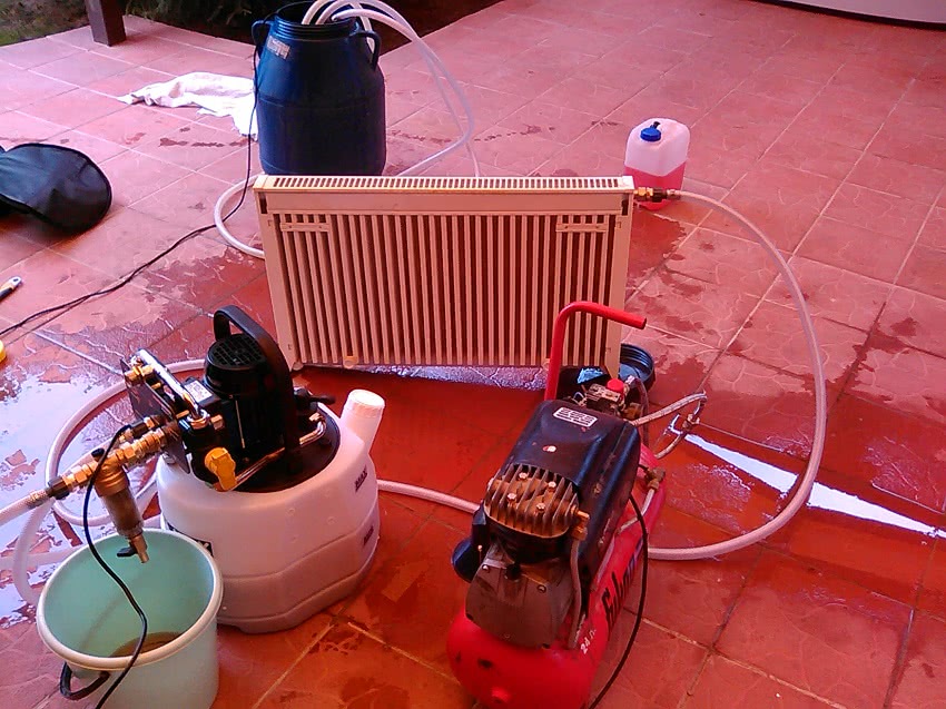 Промывку радиаторов отопления лучше производить в летний период