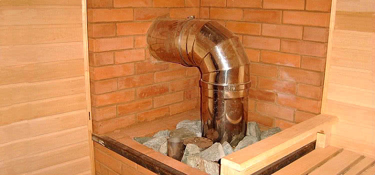 Дымоход в бане можно устроить при помощи уже готовой конструкции — трубы «сендвич»