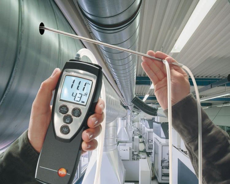 Расчет скорости воздуха в проектируемом воздуховоде производится по специальным формулам, а в уже работающем — замеряется специальным прибором
