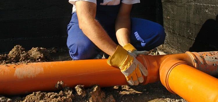 Соединять канализационные трубы можно встык или враструб