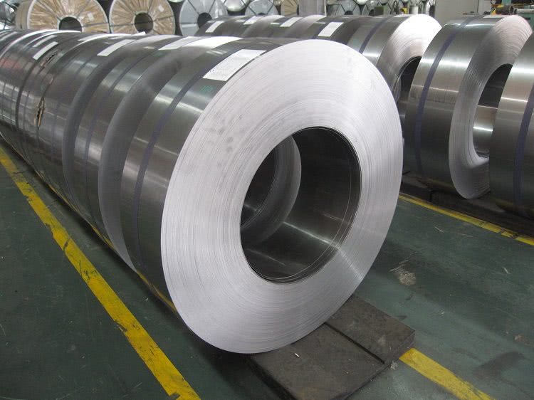 Заготовками для стальных труб служат штрипсы — ленты из стали, от ширины которых зависит диаметр будущего изделия