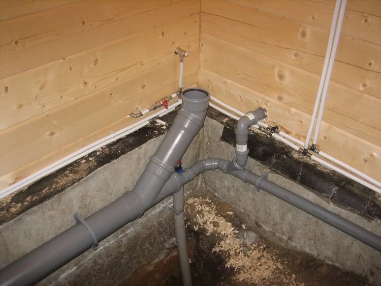 Напорная канализация внутреннего типа может быть смонтирована из пластиковых труб