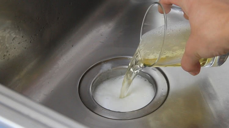 Для устранения засора в пластиковой канализации можно применить средство в виде порошка, геля или жидкости